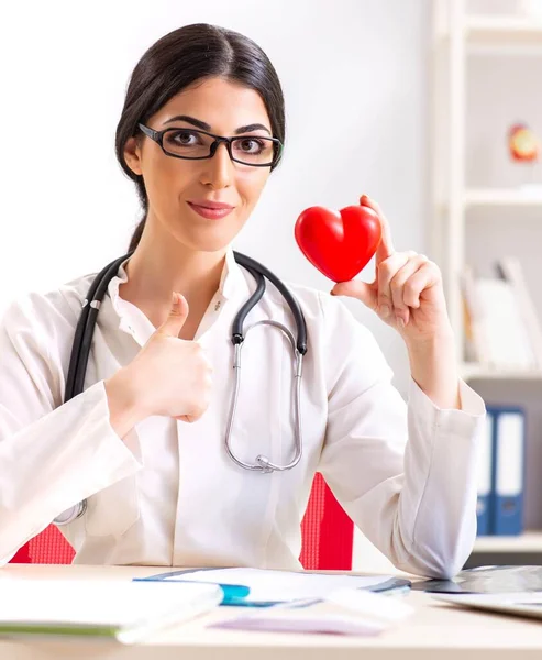 Jovem médico no conceito de cuidados cardíacos — Fotografia de Stock