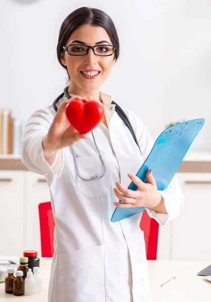 Joven doctor en concepto de cuidado del corazón —  Fotos de Stock