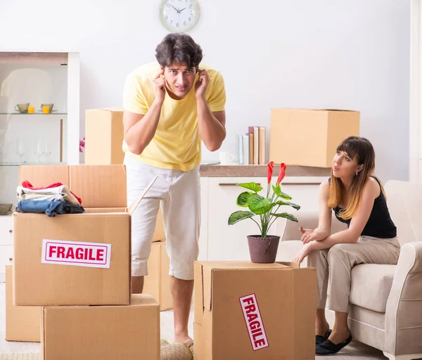 Joven pareja mudándose a nuevo piso con cosas frágiles — Foto de Stock