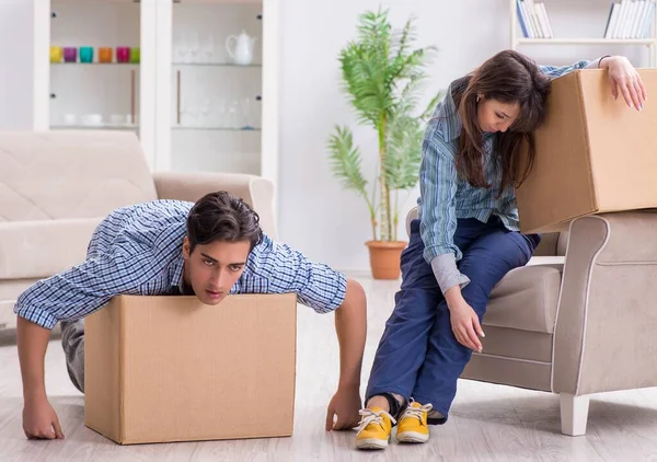 Familia joven mudarse a un nuevo apartamento después de pagar la hipoteca —  Fotos de Stock