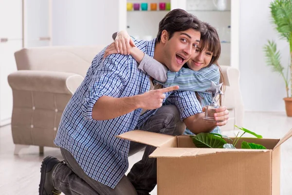 Young family moving in to new apartment after paying off mortgag — Stock Photo, Image