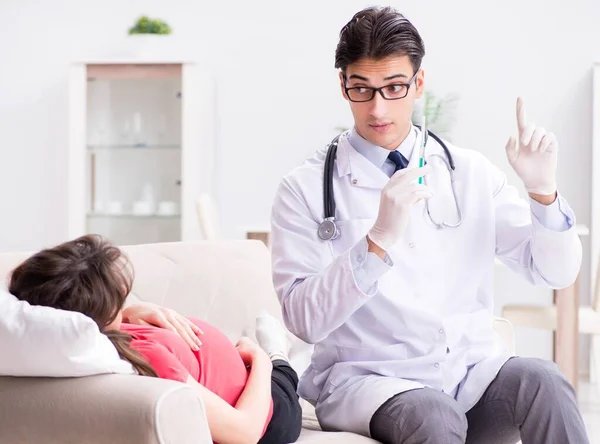 Schwangere Patientin zum regelmäßigen Arztbesuch — Stockfoto