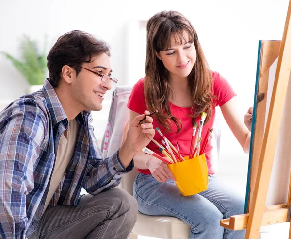 Artista estudante de coaching em aula de pintura em estúdio — Fotografia de Stock