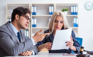 Avukat müvekkil ile hukuk davasını tartışıyor