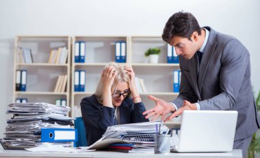 Kızgın patron sekreterine bağırıyor ve bağırıyor.