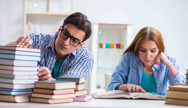 Üniversite sınavlarına çalışan iki öğrenci.