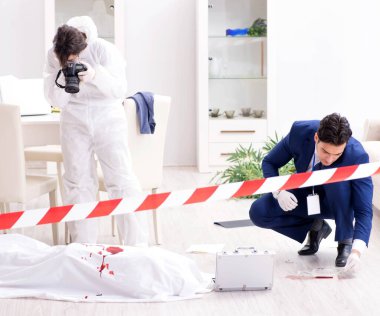 Adli tıp dedektifi suç mahallinde.