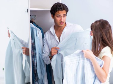 Kadın kocasını işe uğurluyor.