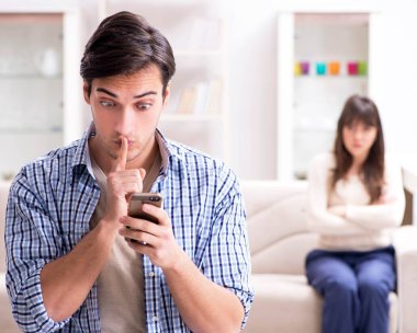 Evde birbirini aldatan bir çift.