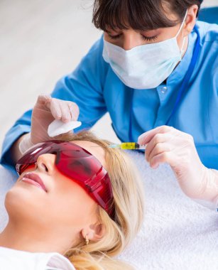 Estetik ameliyat için doktoru ziyaret eden kadın.