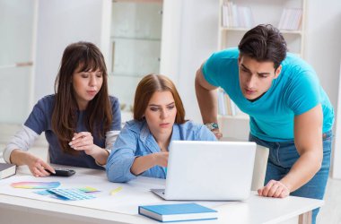 Tasarımcı takımı yeni iç projeyi tartışıyor