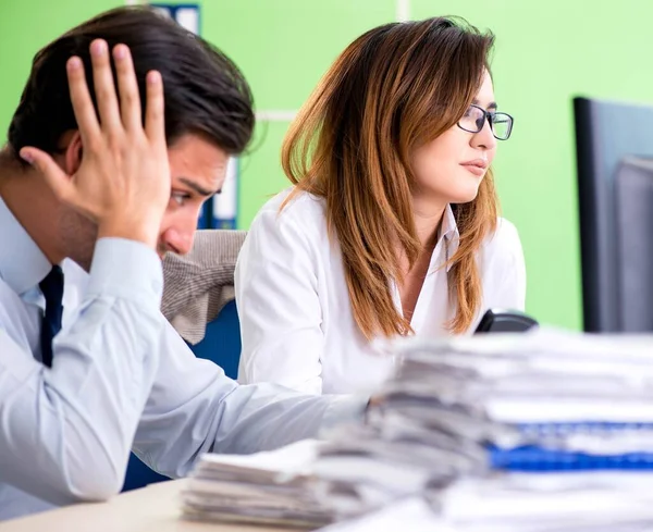 Dua orang ahli keuangan bekerja di kantor — Stok Foto