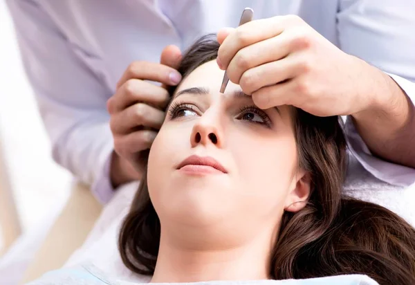 Kvinna besöker läkare kosmetolog i skönhet koncept — Stockfoto