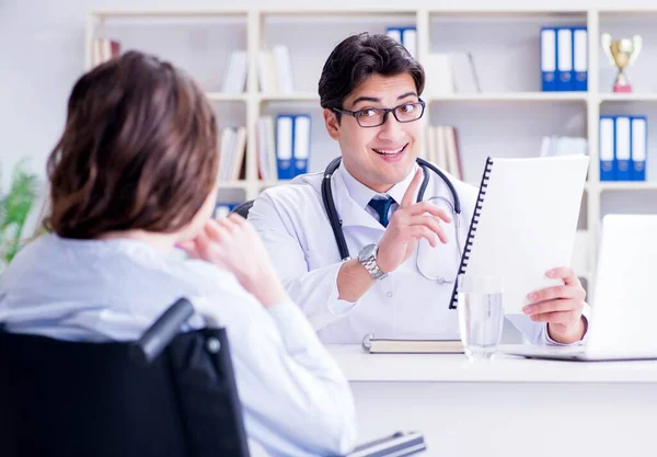 Kvinnlig patient besöker manlig läkare för regelbunden kontroll i hosp — Stockfoto