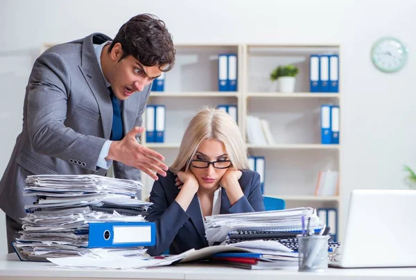 Arg irriterad chef skriker och skriker på sin sekreterare anställd — Stockfoto