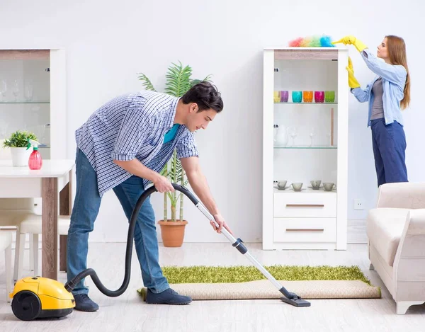 Joven familia limpiando la casa —  Fotos de Stock