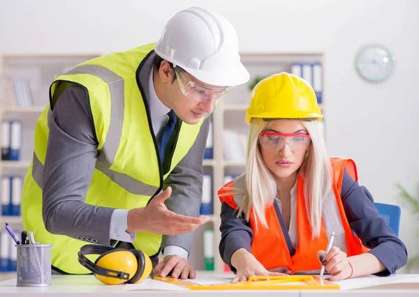 Construction workers having discussion in office before starting — Stock Photo, Image