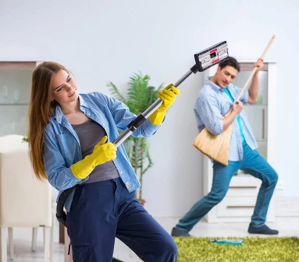 Famiglia giovane che pulisce la casa — Foto Stock