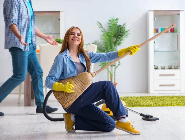 Famiglia giovane che pulisce la casa — Foto Stock