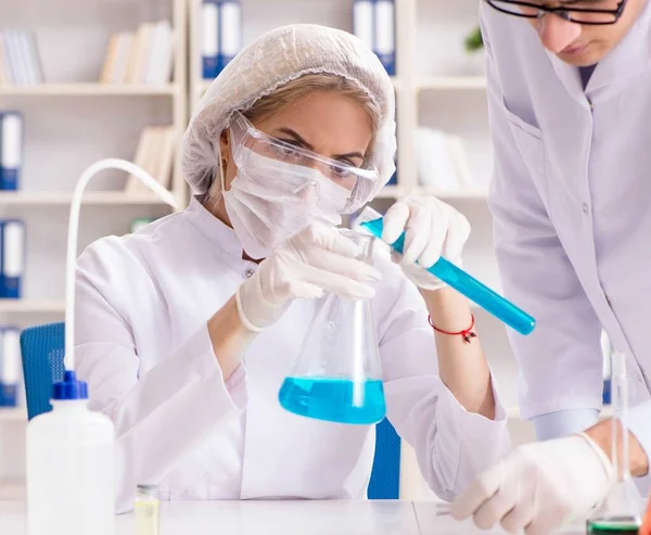 Mujer joven doctora en el laboratorio de la clínica del hospital — Foto de Stock