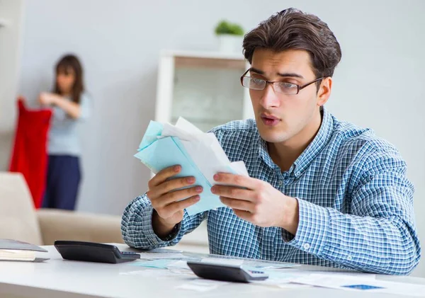 Junges Paar schaut auf Familienfinanzierungspapiere — Stockfoto