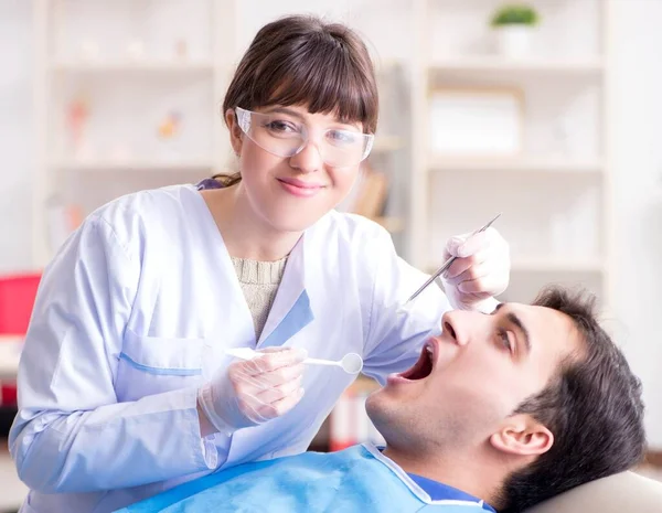 Dentista visitante para check-up e preenchimento regulares — Fotografia de Stock