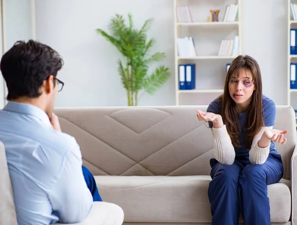 Psychologist counselling woman beaten by husband — Stock Photo, Image