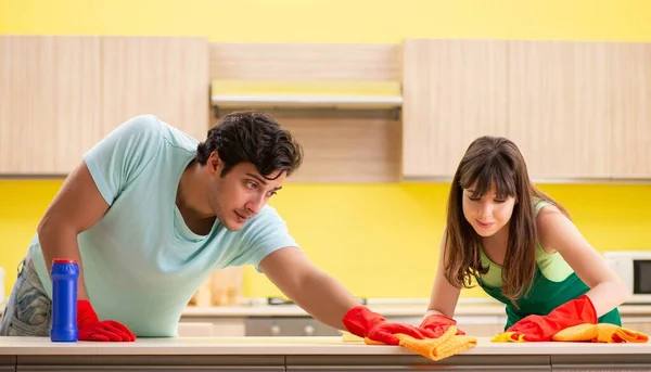 Jeune couple travaillant à la cuisine — Photo