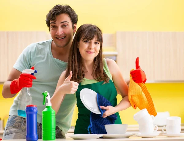 Jovem casal trabalhando na cozinha — Fotografia de Stock