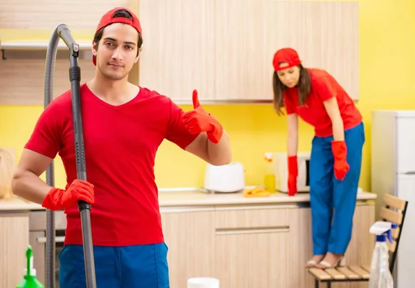 Sprzątanie profesjonalnych wykonawców pracujących w kuchni — Zdjęcie stockowe