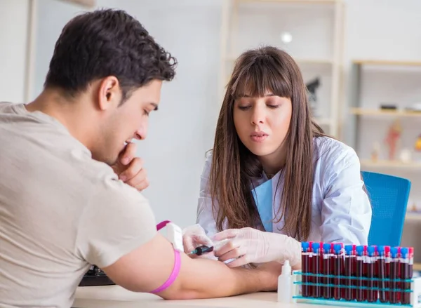 Patient under provtagningsförfarandet för blodprov som tagits för analys — Stockfoto