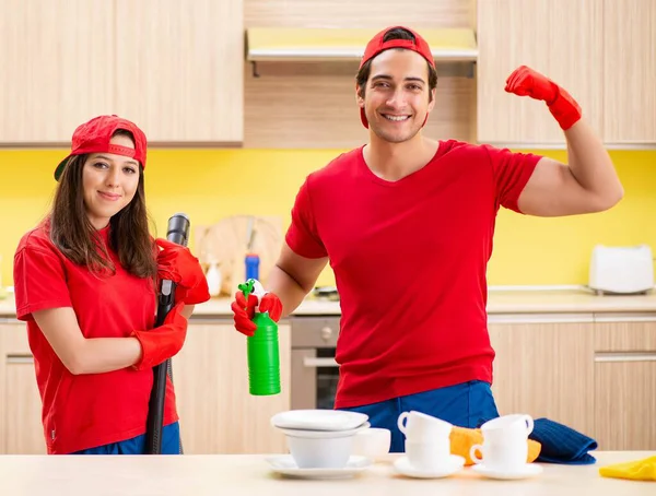 Empreiteiros profissionais de limpeza que trabalham na cozinha — Fotografia de Stock