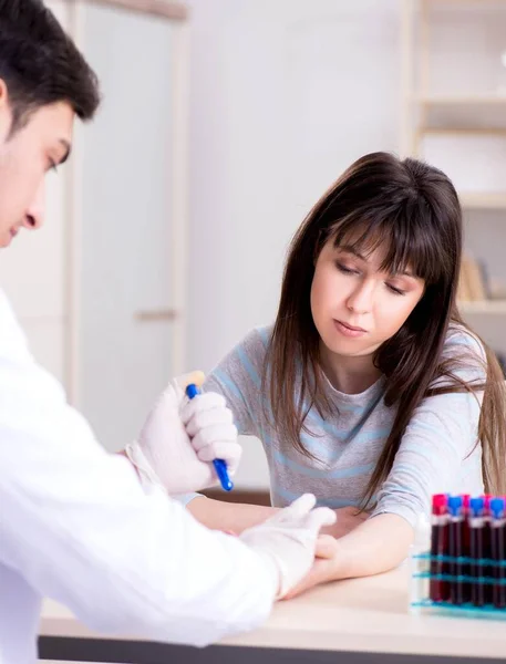 Patient während der Blutentnahme zur Analyse — Stockfoto