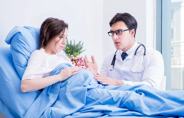 Hastane odasında hamile bir doktor var. — Stok fotoğraf