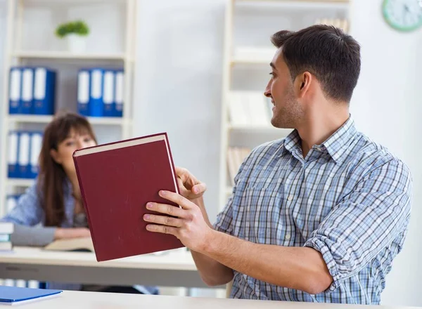 Studenci siedzący i studiujący w koledżu klasowym — Zdjęcie stockowe