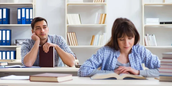 Estudiantes sentados y estudiando en la universidad — Foto de Stock