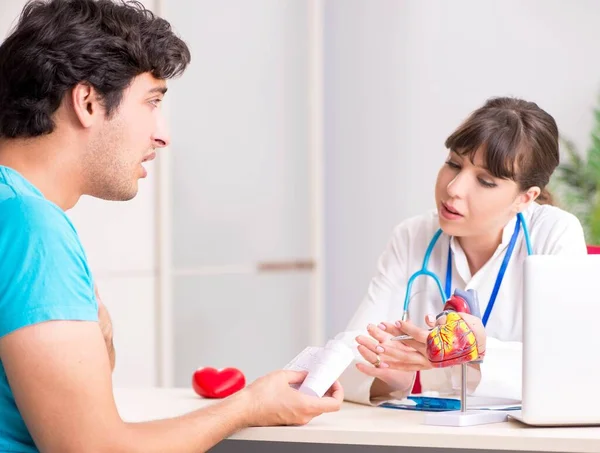 Paciente joven que visita al médico cardiólogo —  Fotos de Stock