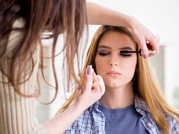 Frau lässt sich im Schönheitssalon schminken — Stockfoto