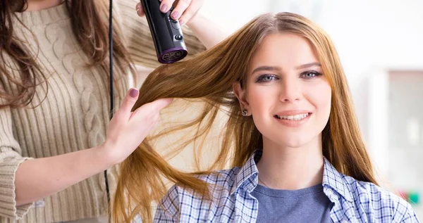 Mujer haciendo su peinado en el salón de belleza —  Fotos de Stock