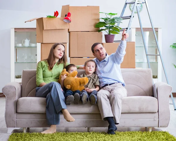 Familia joven disfrutando del tiempo en casa —  Fotos de Stock