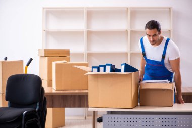 Genç erkek, profesyonel nakliyeci evde yer değiştiriyor.