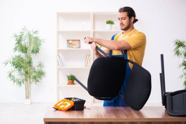 Genç erkek marangoz içeride çalışıyor.