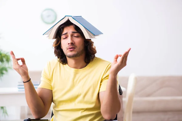 Estudiante discapacitado masculino preparándose para exámenes en casa —  Fotos de Stock