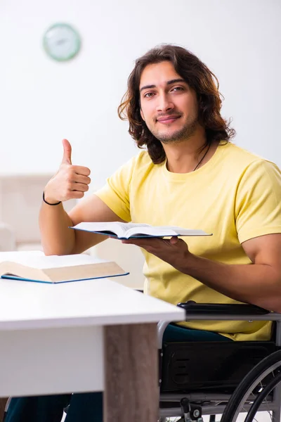 Mannelijke gehandicapte student bereidt zich thuis voor op examens — Stockfoto