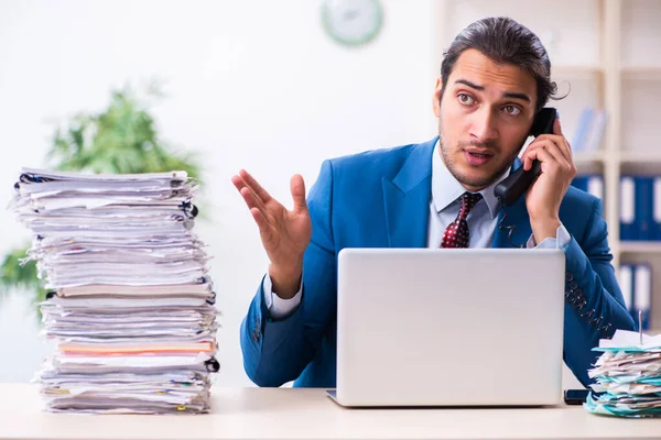 Giovane dipendente maschio infelice con il lavoro eccessivo — Foto Stock