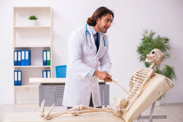 Pazzo medico esaminando paziente morto — Foto Stock