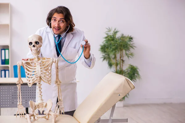 Verrückter Arzt untersucht toten Patienten — Stockfoto