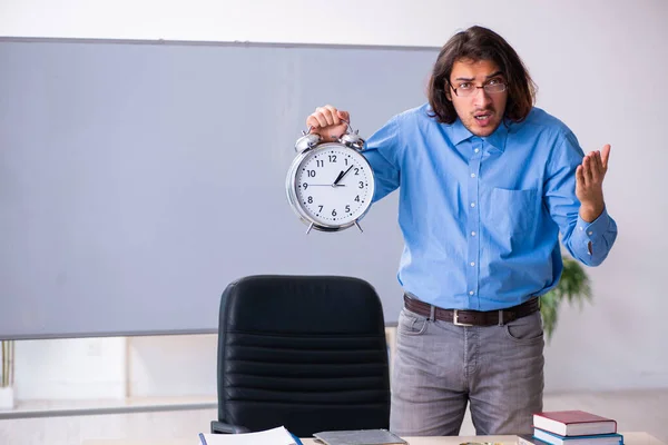 Joven profesor en el aula —  Fotos de Stock