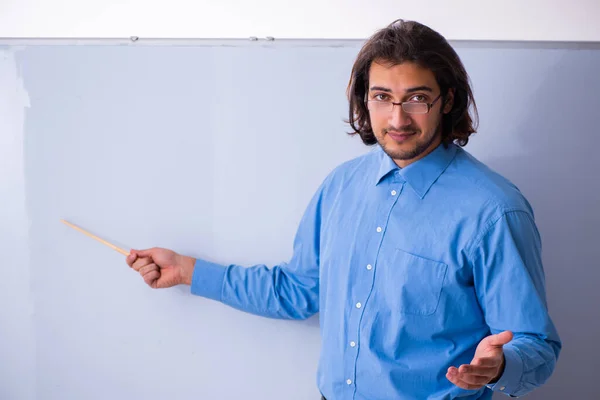 Jovem professor na sala de aula — Fotografia de Stock