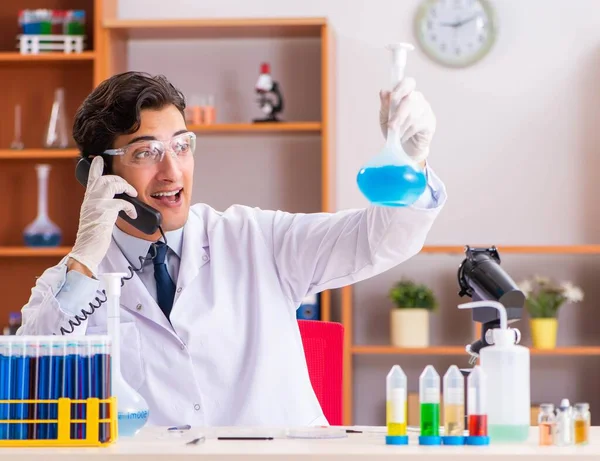 Jonge knappe biochemicus die in het lab werkt — Stockfoto